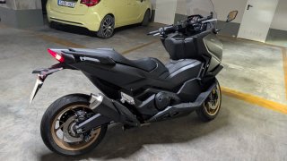 Honda Forza 750 Negra y Dorada