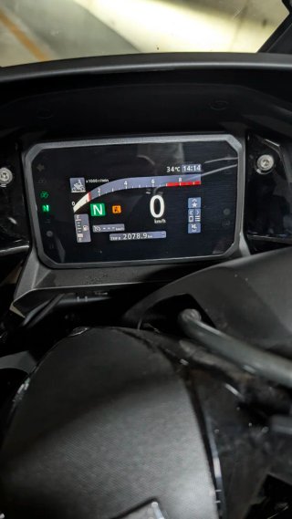Honda Forza 750 Negra y Dorada