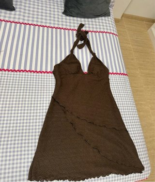 Vestido marrón halter con volantes