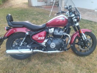 Royal Enfield Super Meteor 650 Roja/Blanca.