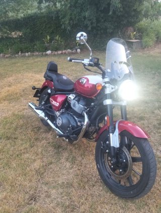 Royal Enfield Super Meteor 650 Roja/Blanca.