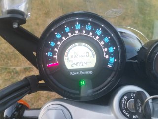 Royal Enfield Super Meteor 650 Roja/Blanca.