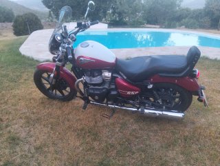 Royal Enfield Super Meteor 650 Roja/Blanca.