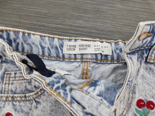 Shorts vaqueros con cerezas bordadas