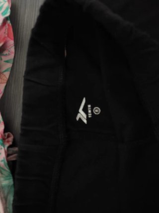 Shorts vaqueros con cerezas bordadas