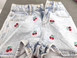 Shorts vaqueros con cerezas bordadas
