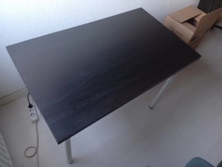 Mesa de escritorio de madera oscura
