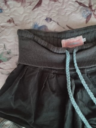 Falda gris y cian con capas