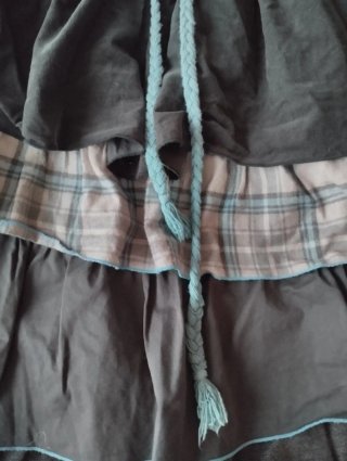 Falda gris y cian con capas
