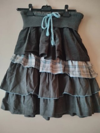Falda gris y cian con capas