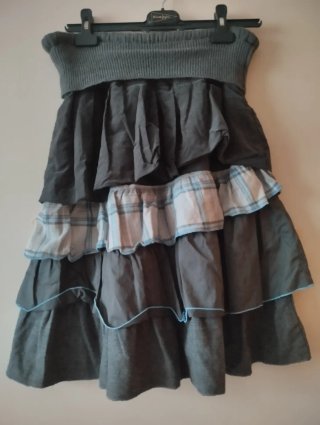 Falda gris y cian con capas