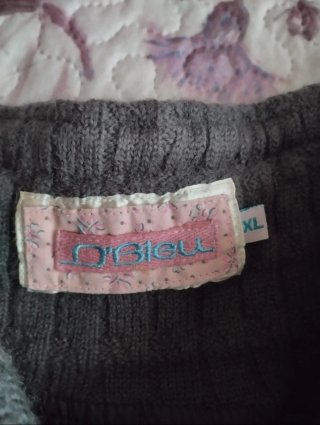 Falda gris y cian con capas
