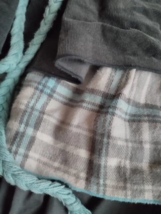 Falda gris y cian con capas