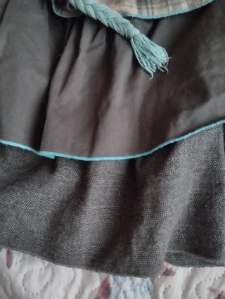 Falda gris y cian con capas
