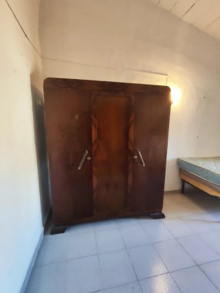 Armario de madera antiguo