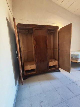 Armario de madera antiguo