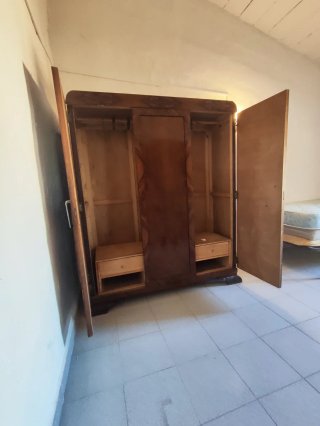Armario de madera antiguo