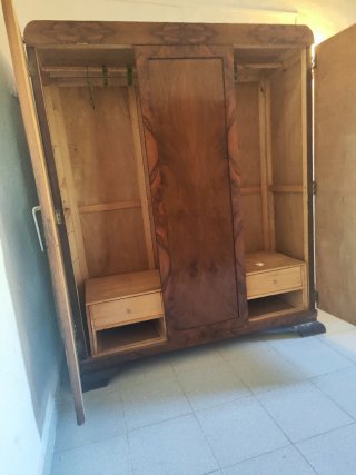Armario de madera antiguo