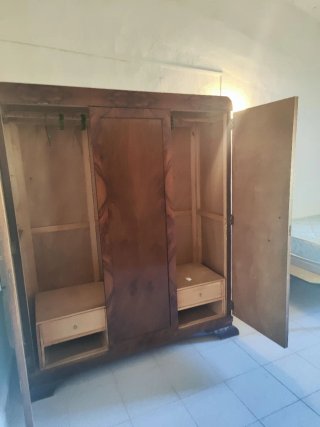 Armario de madera antiguo