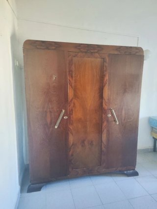 Armario de madera antiguo