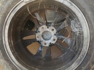 Llantas BMW, una dañada, gomas aun aprovechables