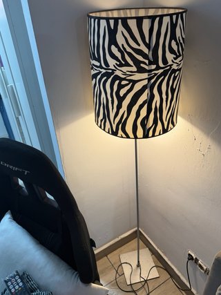 Lámpara de pie diseño cebra