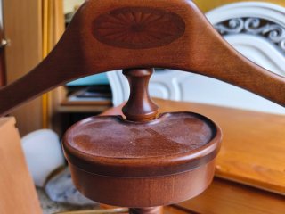 Perchero de madera y metal