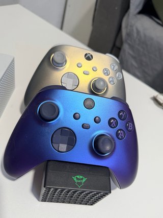 Xbox Series S Blanca + Mandos Morado y Dorado