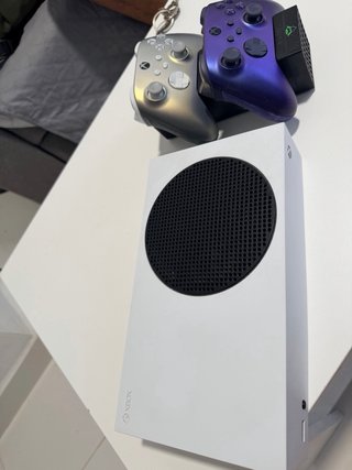 Xbox Series S Blanca + Mandos Morado y Dorado