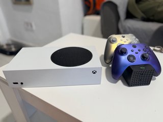Xbox Series S Blanca + Mandos Morado y Dorado