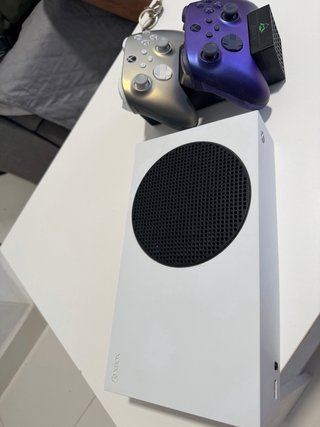 Xbox Series S Blanca + Mandos Morado y Dorado