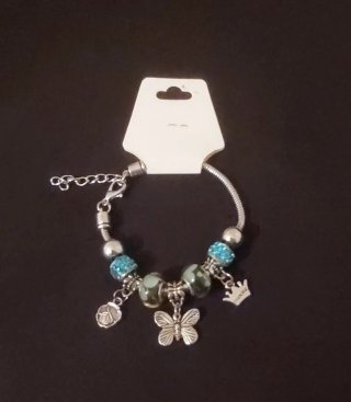 Pulsera con dijes de mariposa y corona