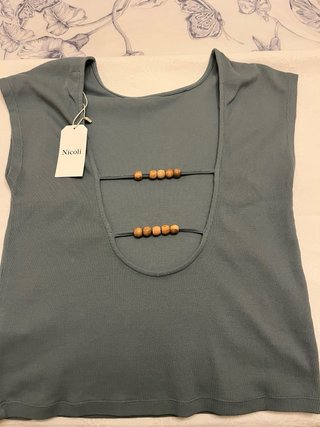 Camiseta verde oliva Nicoli con escote