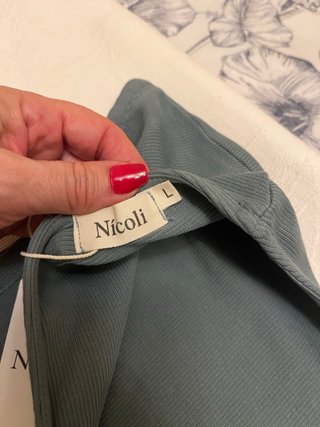 Camiseta verde oliva Nicoli con escote