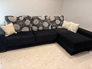 Sofá chaise longue negro y multicolor