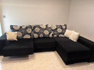 Sofá chaise longue negro y multicolor