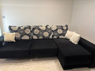 Sofá chaise longue negro y multicolor