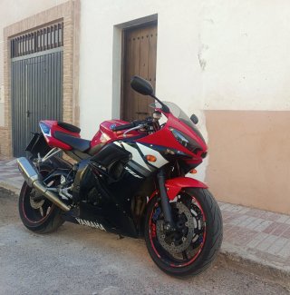 Yamaha YZF R6 Sportbike Roja y Negra