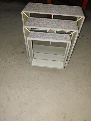 Lámpara de tela gris y blanca