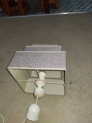Lámpara de tela gris y blanca