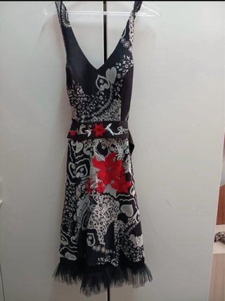 Vestido Negro con Estampado Rojo