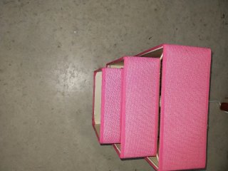 Lámpara de tela rosa y blanca
