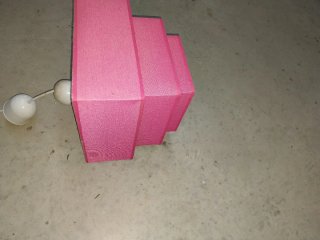Lámpara de tela rosa y blanca