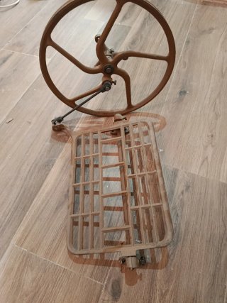 Rueda y pedal máquina de coser antigua