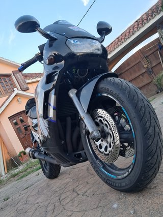 Suzuki GSX 750 Negra y Plateada