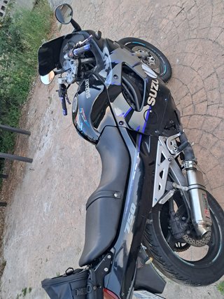 Suzuki GSX 750 Negra y Plateada
