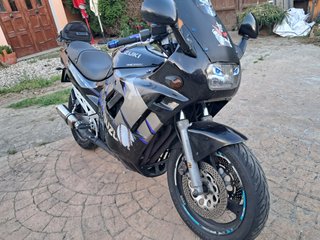 Suzuki GSX 750 Negra y Plateada
