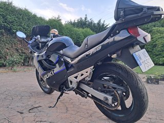 Suzuki GSX 750 Negra y Plateada