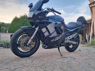 Suzuki GSX 750 Negra y Plateada