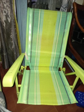 Silla de playa plegable verde y amarilla